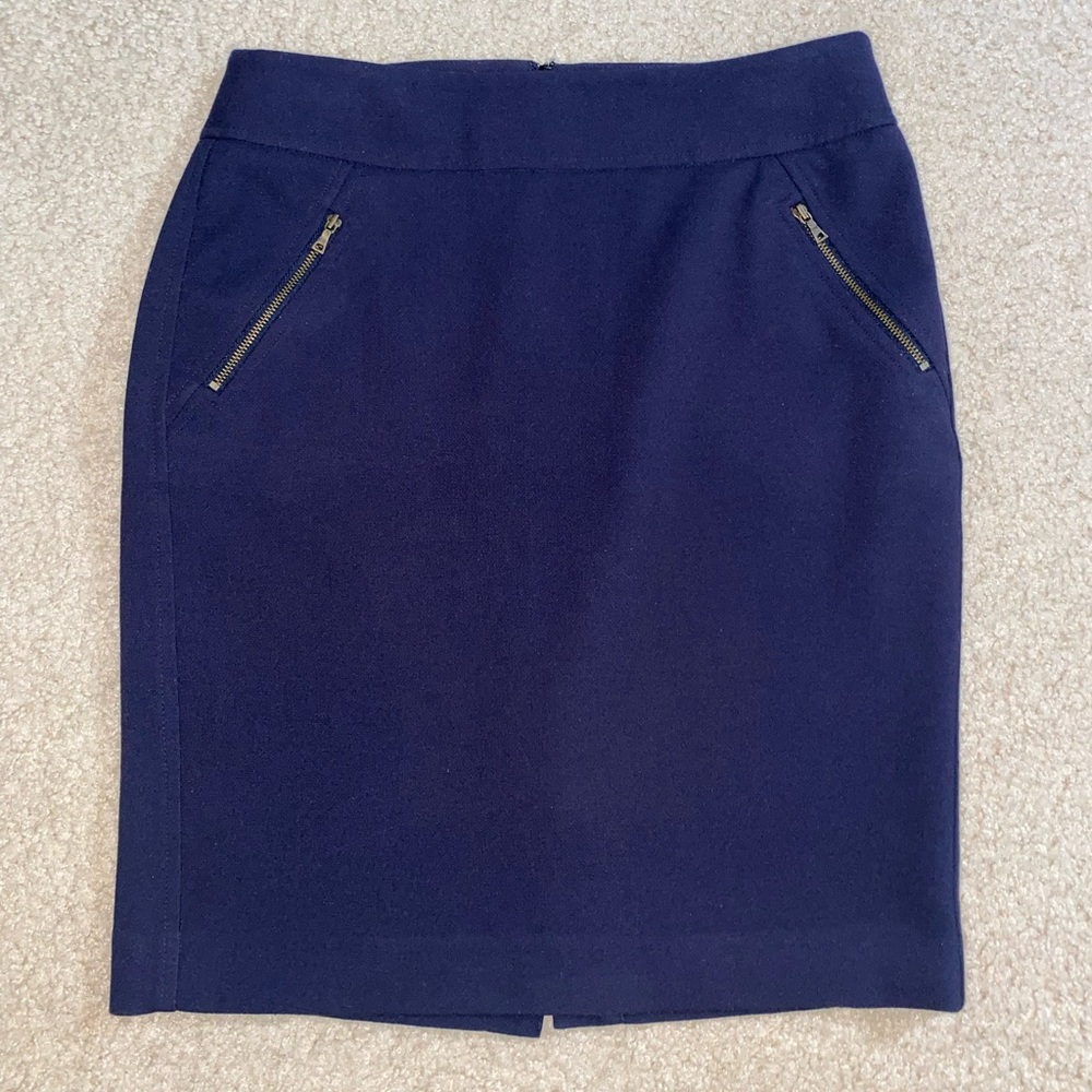 Ann Taylor Loft Navy Blue pencil skirt with front zipper pockets. Size 4